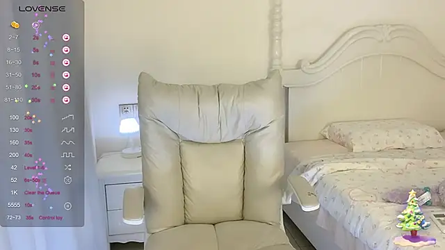 Snapshot of Yuuuuuly chatting on 28, 2, 2025 Yuuuuuly online show from 28, 2, 2025