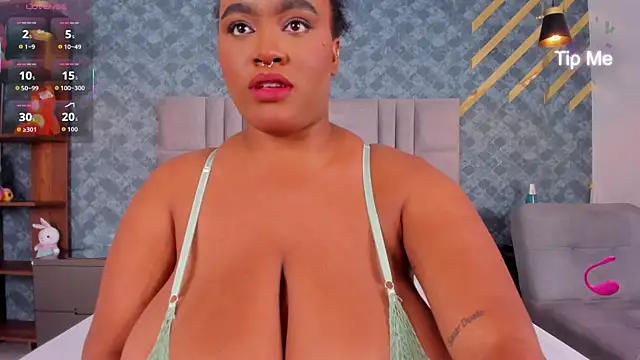 Snapshot of NiiaMoore chatting on 22, 12, 2025 NiiaMoore online show from 22, 12, 2025