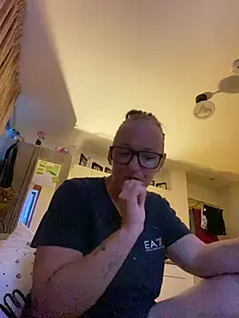 Snapshot of KikiDenhaag chatting on 5, 7, 2026 KikiDenhaag online show from 5, 7, 2026
