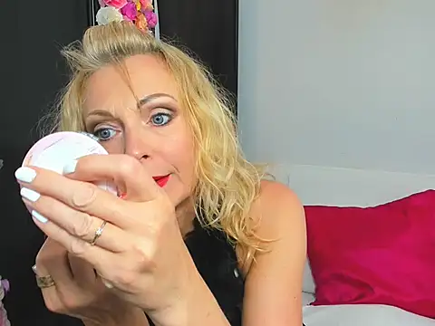 Snapshot of CrystalHotty chatting on 26, 5, 2026 CrystalHotty online show from 26, 5, 2026