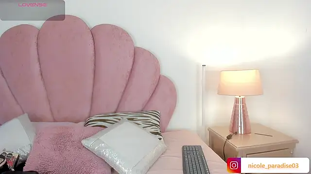 Snapshot of Nicole_Paradise chatting on 25, 6, 2026 Nicole Paradise online show from 25, 6, 2026