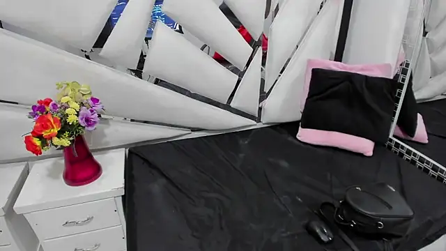 Snapshot of CooperEmma_ chatting on 23, 5, 2026 CooperEmma online show from 23, 5, 2026