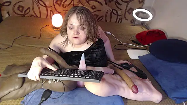 Snapshot of MiniNatalie chatting on 9, 2, 2025 MiniNatalie online show from 9, 2, 2025