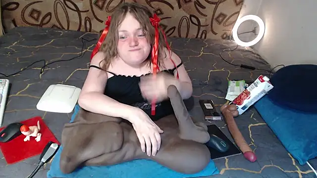 Snapshot of MiniNatalie chatting on 2, 3, 2025 MiniNatalie online show from 2, 3, 2025