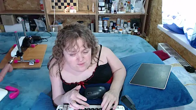 Snapshot of MiniNatalie chatting on 2, 10, 2025 MiniNatalie online show from 2, 10, 2025