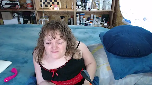 Snapshot of MiniNatalie chatting on 4, 10, 2025 MiniNatalie online show from 4, 10, 2025