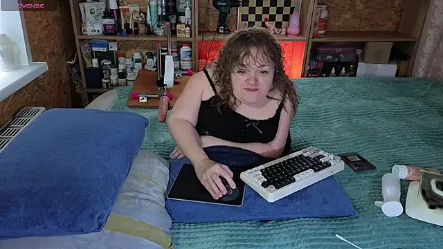 Snapshot of MiniNatalie chatting on 7, 11, 2025 MiniNatalie online show from 7, 11, 2025