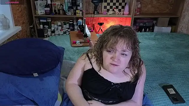 Snapshot of MiniNatalie chatting on 8, 11, 2025 MiniNatalie online show from 8, 11, 2025