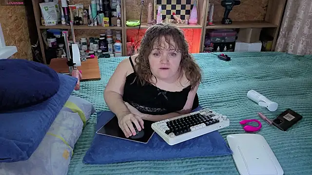 Snapshot of MiniNatalie chatting on 10, 11, 2025 MiniNatalie online show from 10, 11, 2025