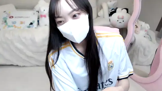 Snapshot of momo_room chatting on 24, 10, 2025 momo room online show from 24, 10, 2025