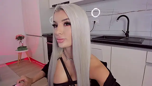 Snapshot of CelyneMay chatting on 12, 10, 2025 CelyneMay online show from 12, 10, 2025