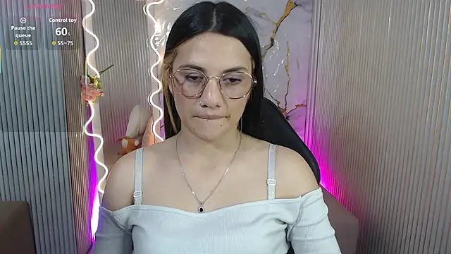 Snapshot of Chiara_tay chatting on 8, 5, 2026 Chiara tay online show from 8, 5, 2026