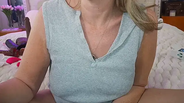 Snapshot of VegasDani chatting on 2, 4, 2026 VegasDani online show from 2, 4, 2026