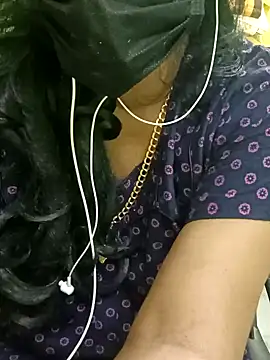 Snapshot of Aishu-tamil09 chatting on 8, 12, 2024 Aishu-tamil09 online show from 8, 12, 2024