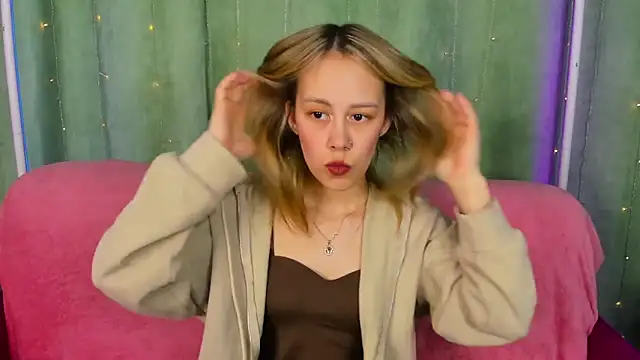 Snapshot of SofiaSolar chatting on 6, 4, 2026 SofiaSolar online show from 6, 4, 2026