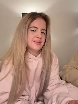 Snapshot of Holly-Glamour chatting on 8, 5, 2026 Holly-Glamour online show from 8, 5, 2026