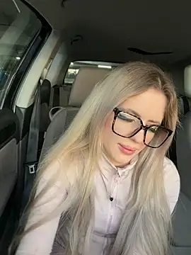 Snapshot of Holly-Glamour chatting on 16, 5, 2026 Holly-Glamour online show from 16, 5, 2026
