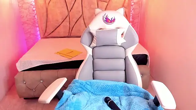 Queen perla  online show from 10, 3, 2025