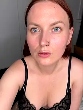 Snapshot of EmmaWarren chatting on 19, 10, 2025 EmmaWarren online show from 19, 10, 2025