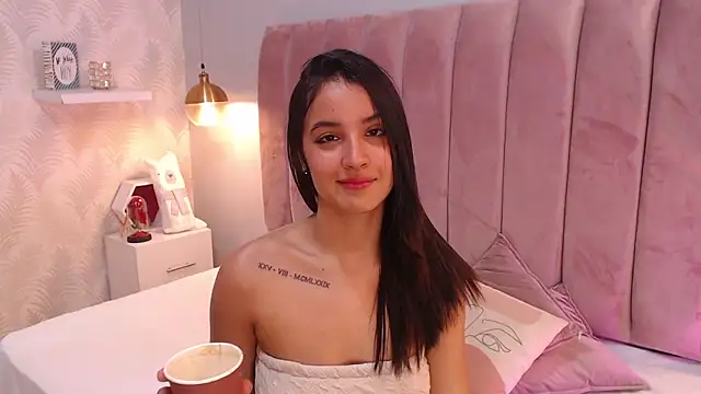 Snapshot of LeenaBrown chatting on 4, 4, 2026 LeenaBrown online show from 4, 4, 2026
