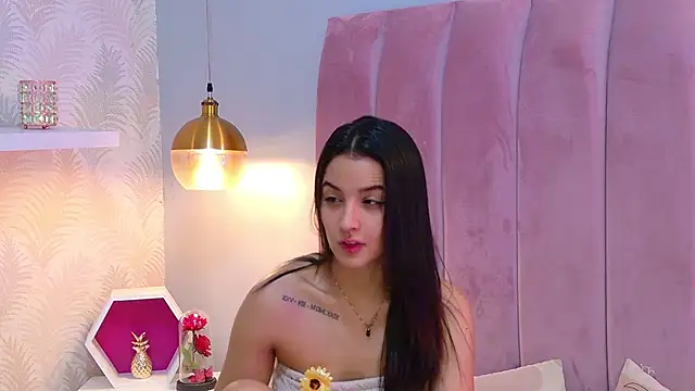 Snapshot of LeenaBrown chatting on 3, 6, 2026 LeenaBrown online show from 3, 6, 2026