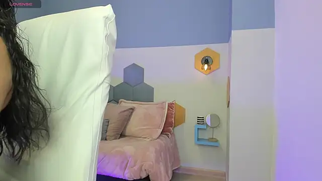 Chloe fischer  online show from 23, 10, 2025