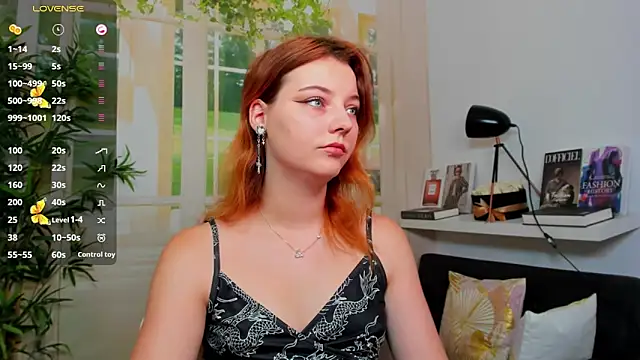 Snapshot of pretty_little_thing chatting on 10, 9, 2025 pretty little thing online show from 10, 9, 2025