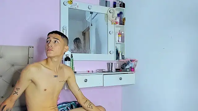 Snapshot of Sophie_and_andress chatting on 8, 1, 2025 Sophie and andress online show from 8, 1, 2025