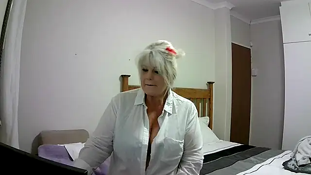 Snapshot of Miahotmilf chatting on 24, 12, 2024 Miahotmilf online show from 24, 12, 2024