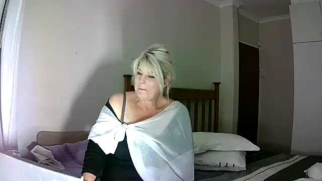 Snapshot of Miahotmilf chatting on 30, 12, 2024 Miahotmilf online show from 30, 12, 2024