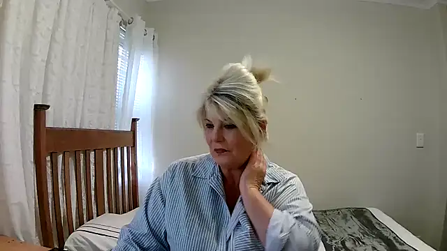 Snapshot of Miahotmilf chatting on 4, 1, 2025 Miahotmilf online show from 4, 1, 2025