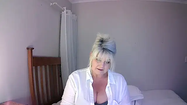 Snapshot of Miahotmilf chatting on 25, 1, 2025 Miahotmilf online show from 25, 1, 2025