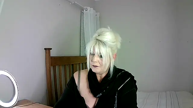 Snapshot of Miahotmilf chatting on 28, 2, 2025 Miahotmilf online show from 28, 2, 2025