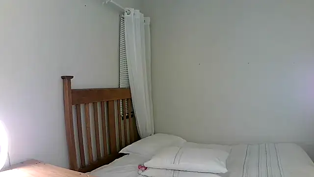 Snapshot of Miahotmilf chatting on 8, 3, 2025 Miahotmilf online show from 8, 3, 2025