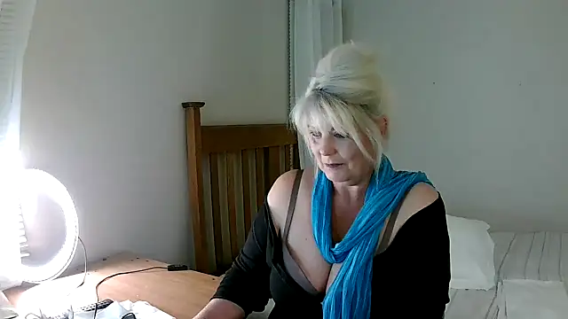 Snapshot of Miahotmilf chatting on 9, 3, 2025 Miahotmilf online show from 9, 3, 2025