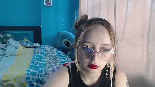 Liaroberts1 online show from 3, 2, 2025