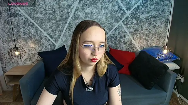 Snapshot of Liaroberts1 chatting on 4, 6, 2026 Liaroberts1 online show from 4, 6, 2026