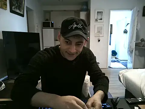 Snapshot of mihaimichael chatting on 6, 4, 2026 mihaimichael online show from 6, 4, 2026