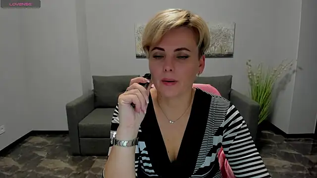 Julia Wilsone online show from 12, 12, 2024