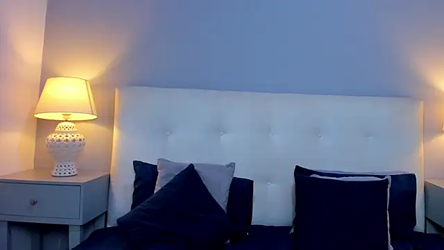 SaraaJhonsonn online show from 17, 11, 2025