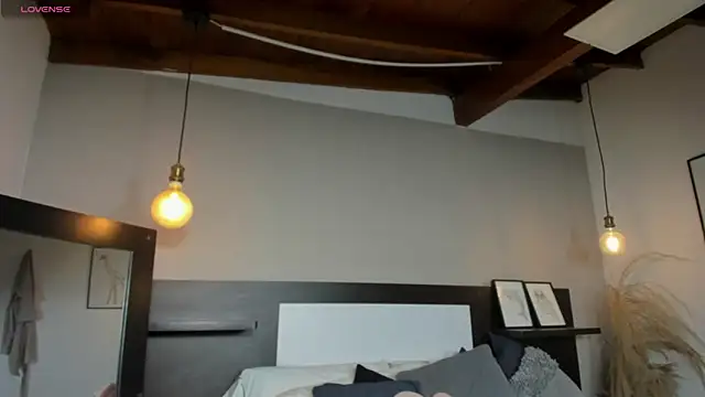 SaraaJhonsonn online show from 4, 4, 2026