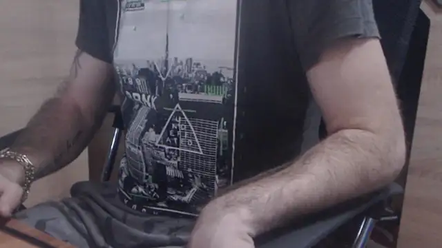 Snapshot of uncutguy01 chatting on 5, 1, 2025 uncutguy01 online show from 5, 1, 2025