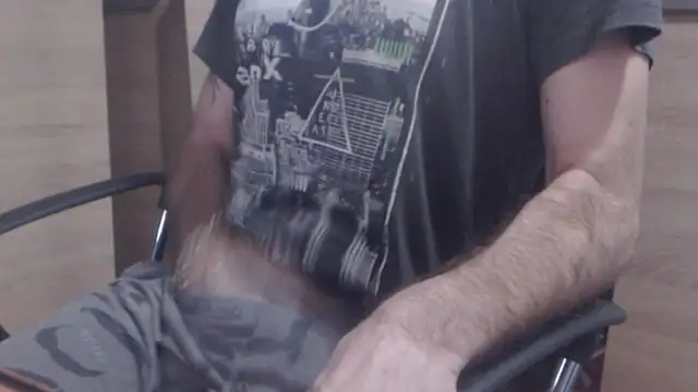 Snapshot of uncutguy01 chatting on 5, 1, 2025 uncutguy01 online show from 5, 1, 2025