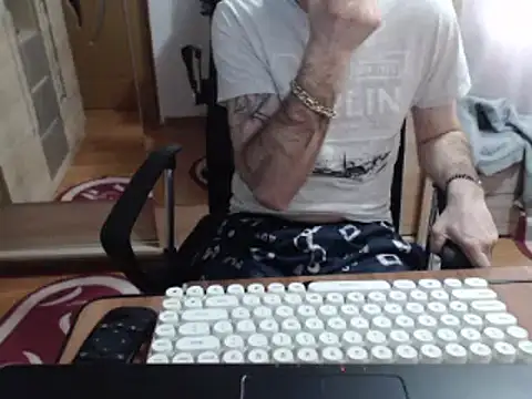 Snapshot of uncutguy01 chatting on 18, 3, 2025 uncutguy01 online show from 18, 3, 2025