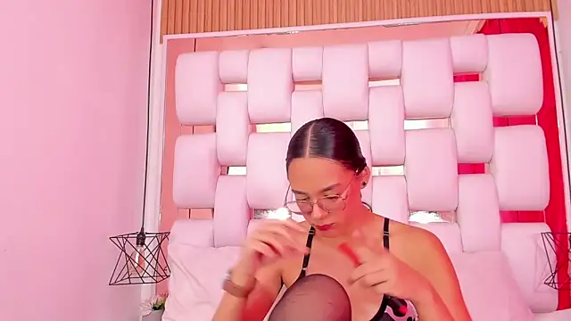 EmmyCruzZ online show from 19, 11, 2025