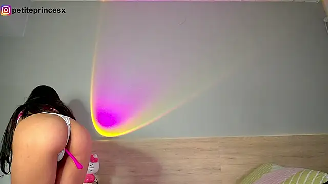 Snapshot of petitevictoria chatting on 21, 1, 2025 petitevictoria online show from 21, 1, 2025