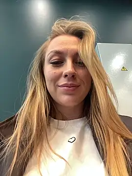 Snapshot of Sweet___Emily chatting on 3, 10, 2025 Sweet   Emily online show from 3, 10, 2025