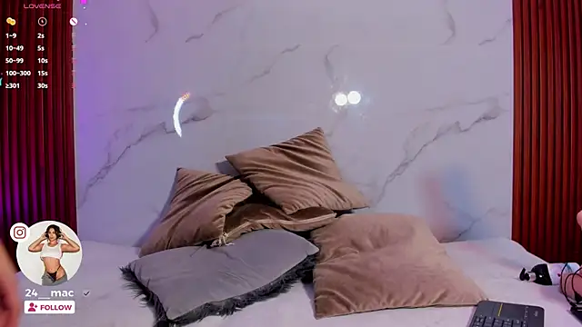 Snapshot of amelie_leigh chatting on 31, 12, 2024 amelie leigh online show from 31, 12, 2024