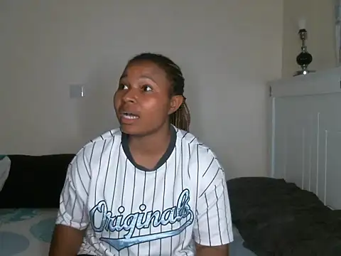 Snapshot of R-thequeen chatting on 1, 2, 2025 R-thequeen online show from 1, 2, 2025