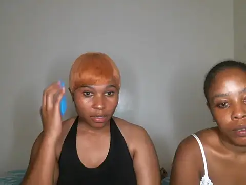 Snapshot of R-thequeen chatting on 13, 2, 2025 R-thequeen online show from 13, 2, 2025